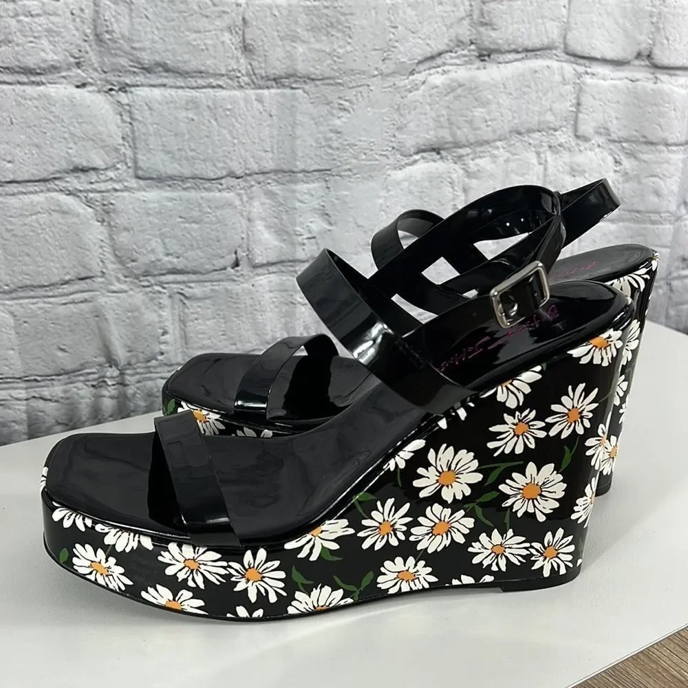 Betsey Johnson Black Patent Daisy Print Wedge Sandals - Picture 1 of 9